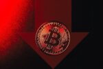 Imagen de bitcoin con una flecha bajista y un precio de $61.000 en el centro