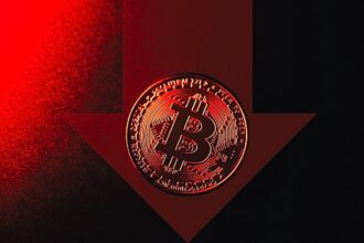 Imagen de bitcoin con una flecha bajista y un precio de $61.000 en el centro