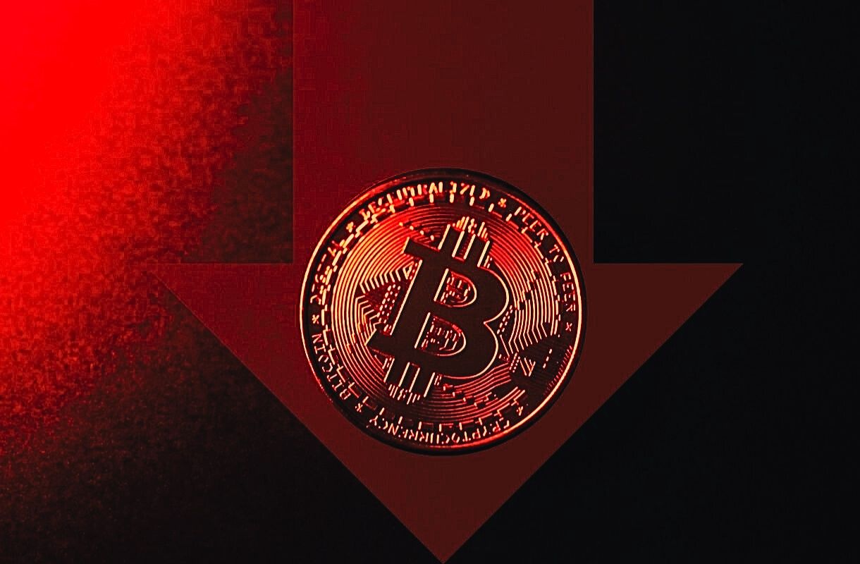 Imagen de bitcoin con una flecha bajista y un precio de $61.000 en el centro