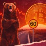 Imagen de bitcoin con una flecha hacia abajo, reflejando la caída del precio.