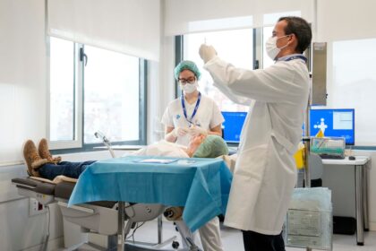 ¿Están las enfermeras infrautilizadas en España? Un estudio muestra que podrían sustituir a los médicos en algunas tareas | Sociedad