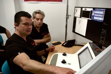 Paciente con derrame cerebral, operado a 200 km con robot