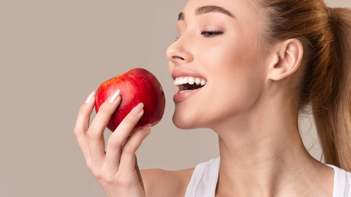 5 alimentos que blanquean los dientes, afirman odontólogos