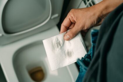¿Cuántas veces orinas al día? Médico precisa la cantidad normal y cuándo preocuparte