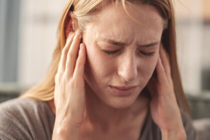 Qué escucha una persona con tinnitus: ¿tiene cura?