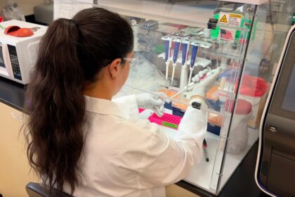 Persona en un área rural con un roedor, enfermedad por hantavirus