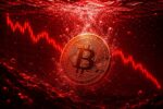 Imagen de bitcoin con una flecha hacia abajo, reflejando su caída por debajo de $67.000 tras fuertes liquidaciones en el mercado cripto