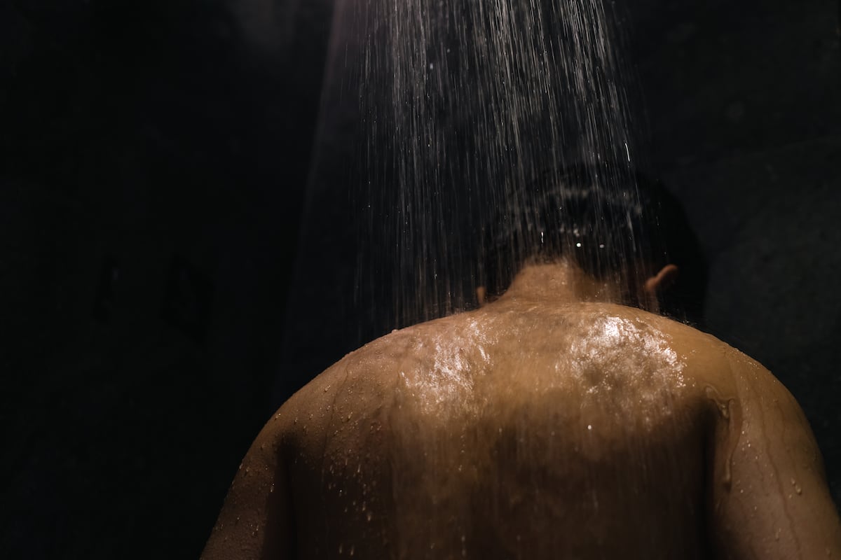 ¿Ayudan las duchas a oscuras a mejorar el sueño? Esto dice la ciencia | Salud y bienestar