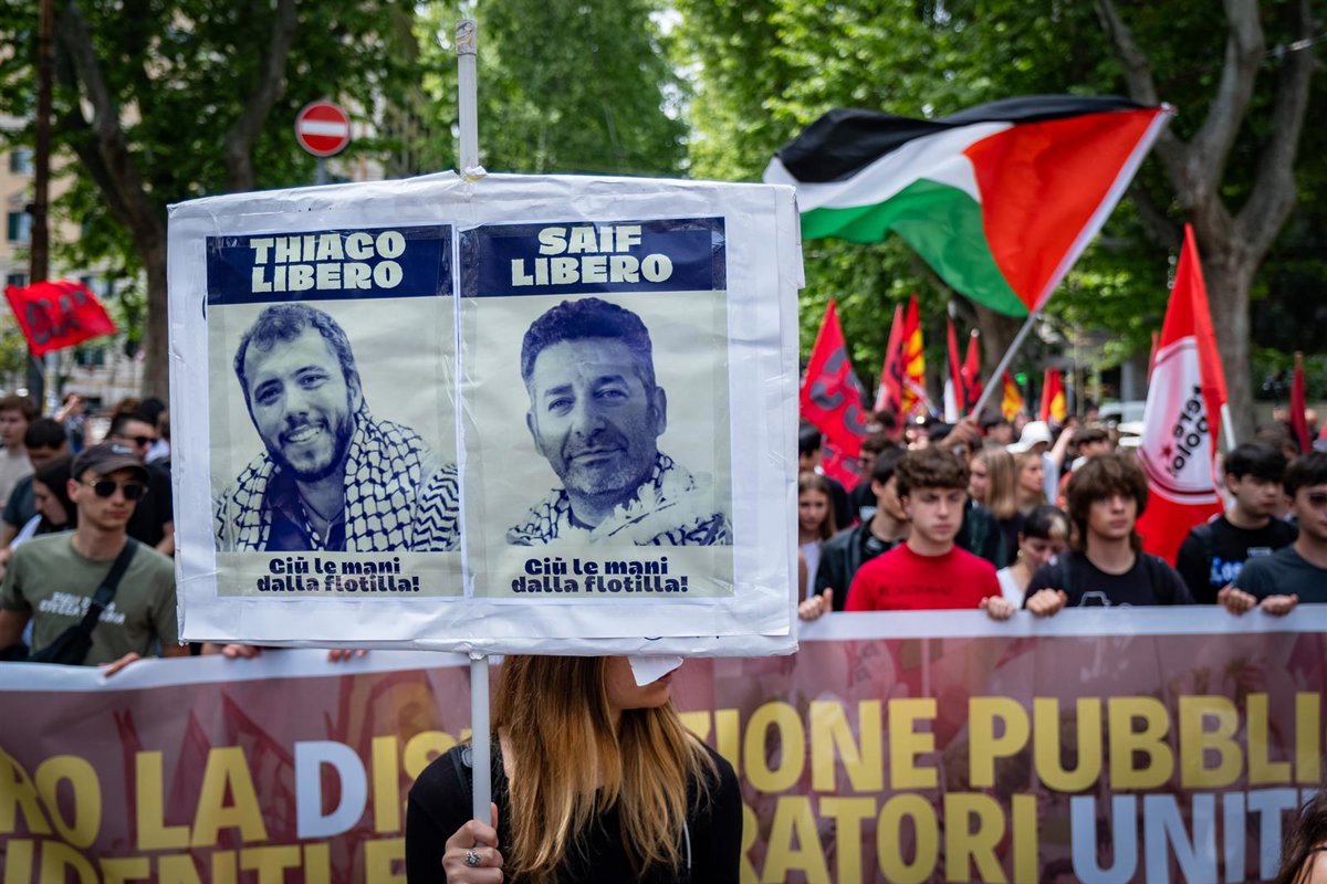 Imagen de activistas siendo deportados de Israel en un avión