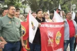 Trabajadores de Ecopetrol en una plataforma petrolera, impulsando la exploración de recursos energéticos