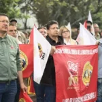 Trabajadores de Ecopetrol en una plataforma petrolera, impulsando la exploración de recursos energéticos