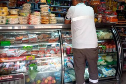 Una tienda de barrio en Colombia con poca clientela