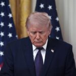 Donald Trump hablando en una rueda de prensa sobre negociaciones con Irán