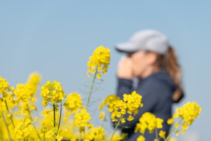 Persona con problemas de alergia por polen en un entorno natural