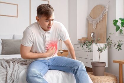 Persona con dolor en el pecho o costado del torso por una posible costilla fracturada