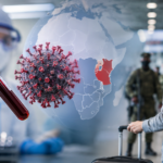 Persona con equipo de protección contra el ébola en un aeropuerto