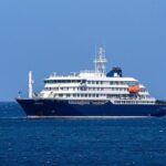 Imagen de un barco de cruceros en el mar con personas a bordo