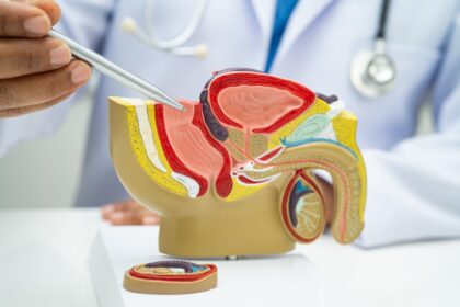 Hombre mayor preocupado por su salud prostática