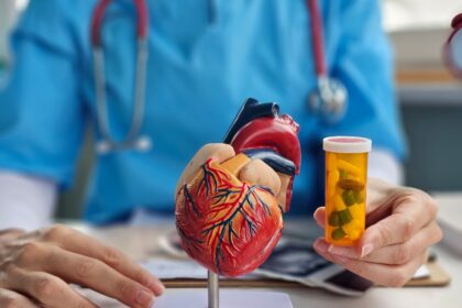 Una persona sosteniendo un frasco de medicamentos con una expresión de preocupación, con un estetoscopio al fondo