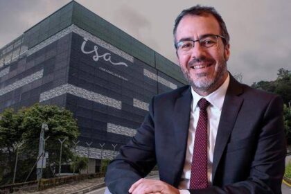 Gabriel Melguizo en una imagen de su oficina en ISA, con un gesto de reflexión tras su salida de la presidencia