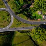 Una carretera sin mantenimiento en Colombia, con el letrero de 'Cerrado' en la distancia