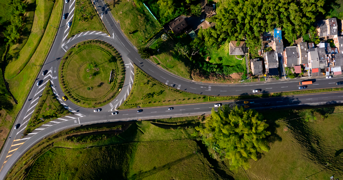 Una carretera sin mantenimiento en Colombia, con el letrero de 'Cerrado' en la distancia