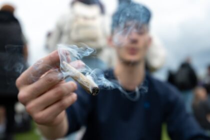 Persona joven con problemas de salud mental relacionados con el consumo de cannabis