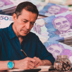 Personas contando dinero y planificando el uso de su prima de mitad de año