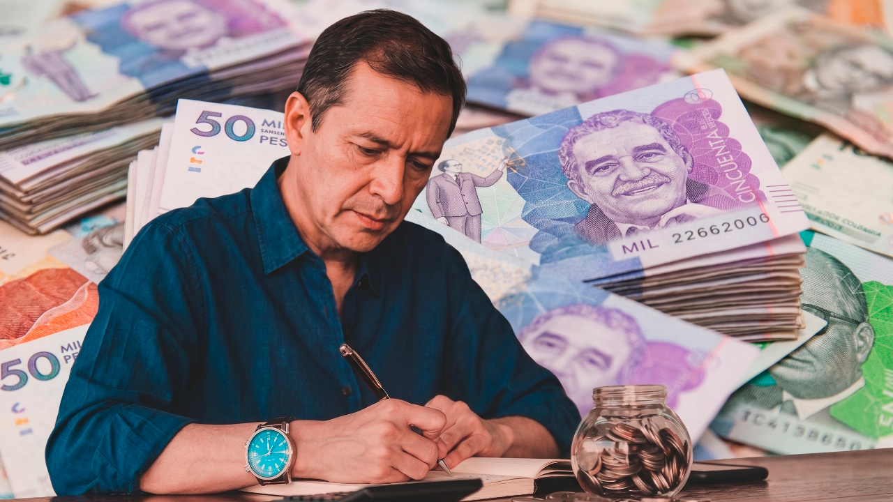 Personas contando dinero y planificando el uso de su prima de mitad de año