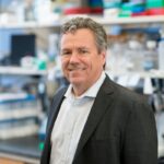 Scott Lowe en su laboratorio, estudiando los mecanismos del cáncer