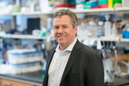 Scott Lowe en su laboratorio, estudiando los mecanismos del cáncer