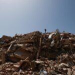 Equipos de rescate trabajando entre escombros tras terremotos en Venezuela