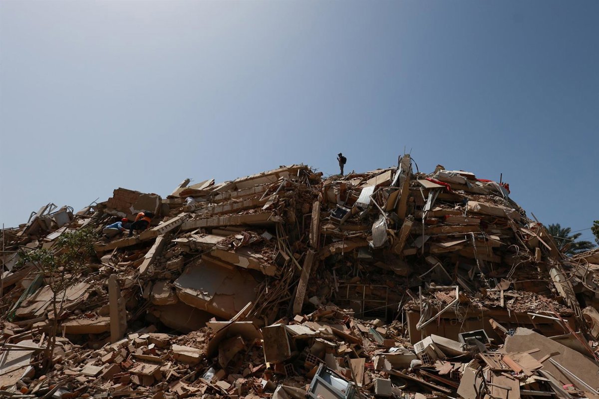 Equipos de rescate trabajando entre escombros tras terremotos en Venezuela
