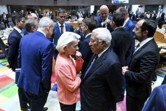 Imagen de un asentamiento ilegal en Cisjordania, con viviendas y territorio ocupado.