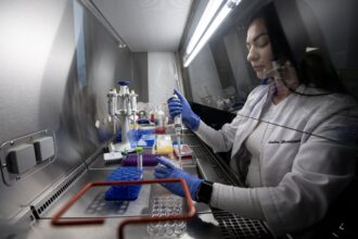 Células cancerosas con alteraciones moleculares bajo microscopio