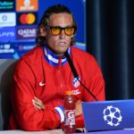 Gafas de filtro amarillo usadas por un futbolista en un vídeo de la RFEF