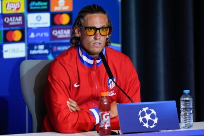 Gafas de filtro amarillo usadas por un futbolista en un vídeo de la RFEF