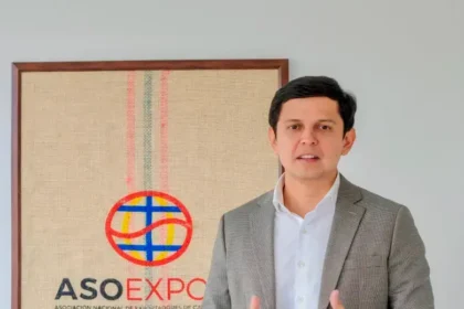 Imagen de café colombiano siendo exportado por Puerto Antioquia, reduciendo tiempos y costos de transporte.
