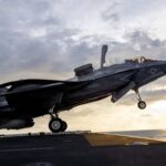 Un caza del Ejército de Estados Unidos despega de un portaaviones en aguas del Índico