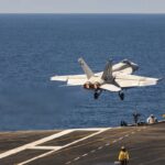 Imagen de un dron siendo interceptado por fuerzas de EEUU en el Golfo Pérsico