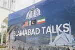 Imagen de archivo de las conversaciones entre EEUU e Irán con el cartel de Islamabad de fondo