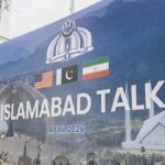 Imagen de archivo de las conversaciones entre EEUU e Irán con el cartel de Islamabad de fondo
