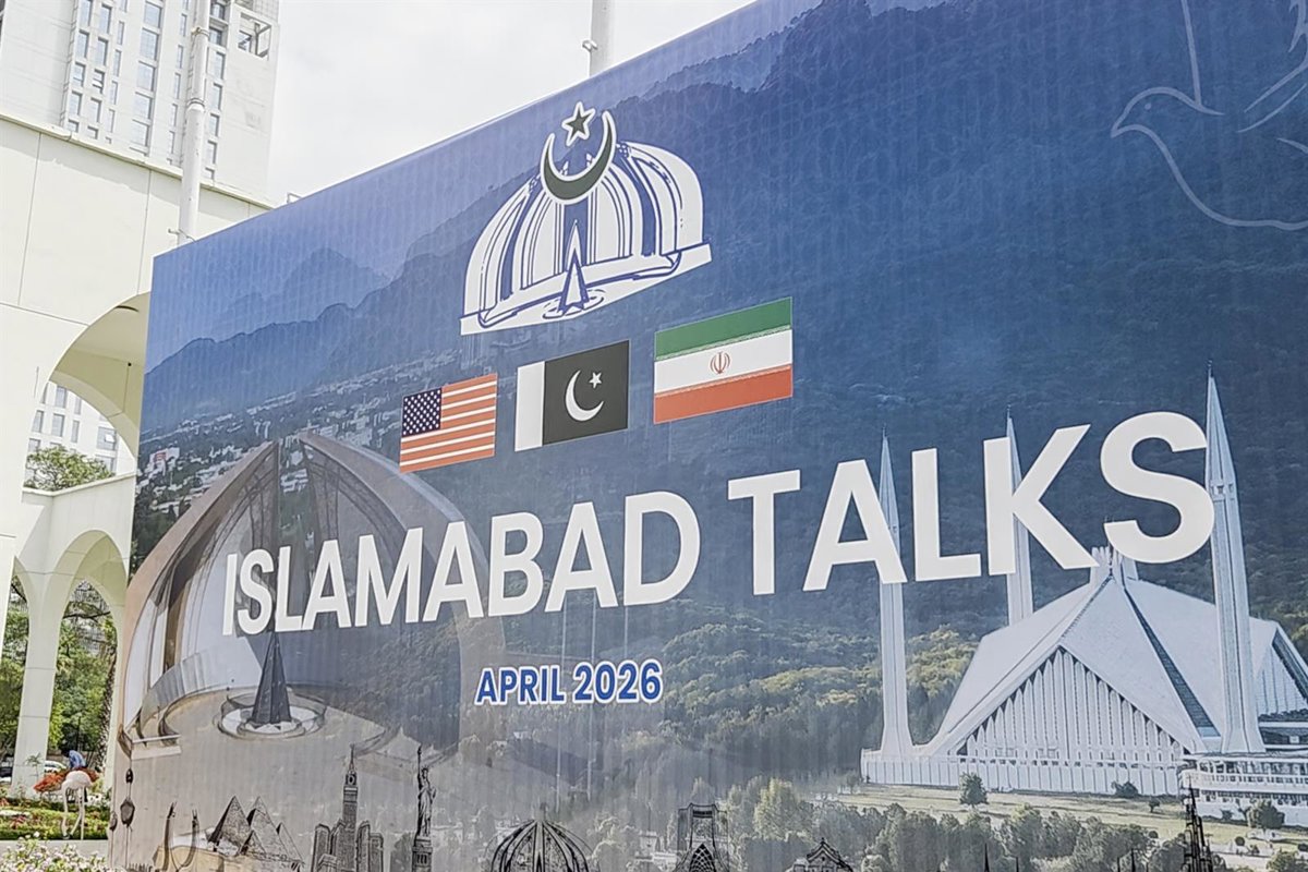 Imagen de archivo de las conversaciones entre EEUU e Irán con el cartel de Islamabad de fondo