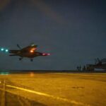Imagen de un avión de la Armada de EEUU en una operación militar contra Irán