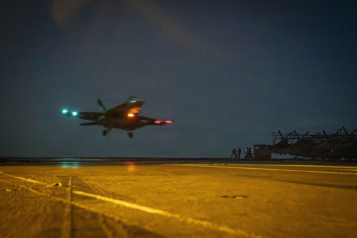 Imagen de un avión de la Armada de EEUU en una operación militar contra Irán