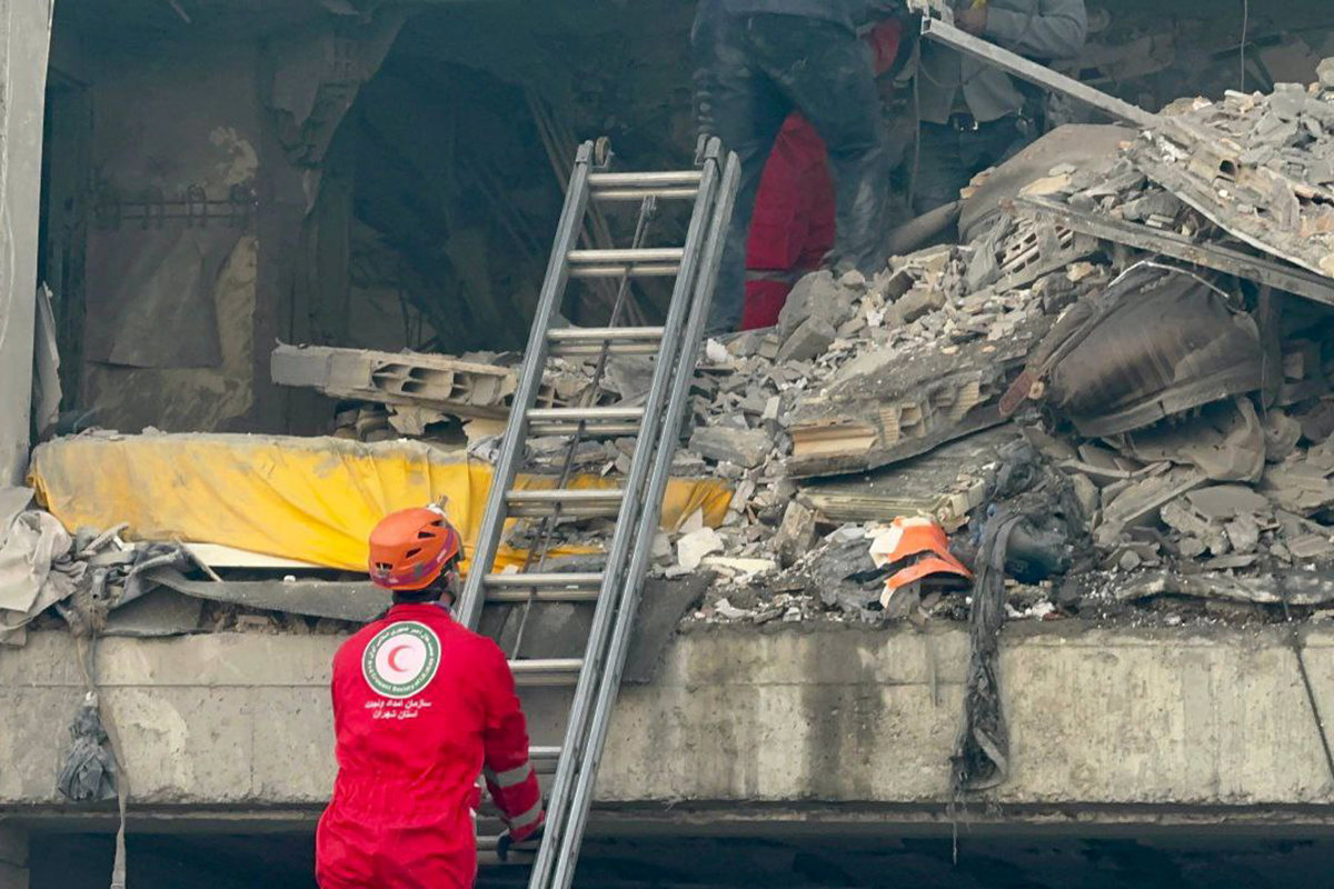 Imagen de una explosión en Teherán, Irán, tras el anuncio de ataques aéreos de Israel