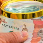 Un hombre de negocios mirando un gráfico económico con una expresión seria, analizando los desafíos económicos que enfrentará el próximo gobierno