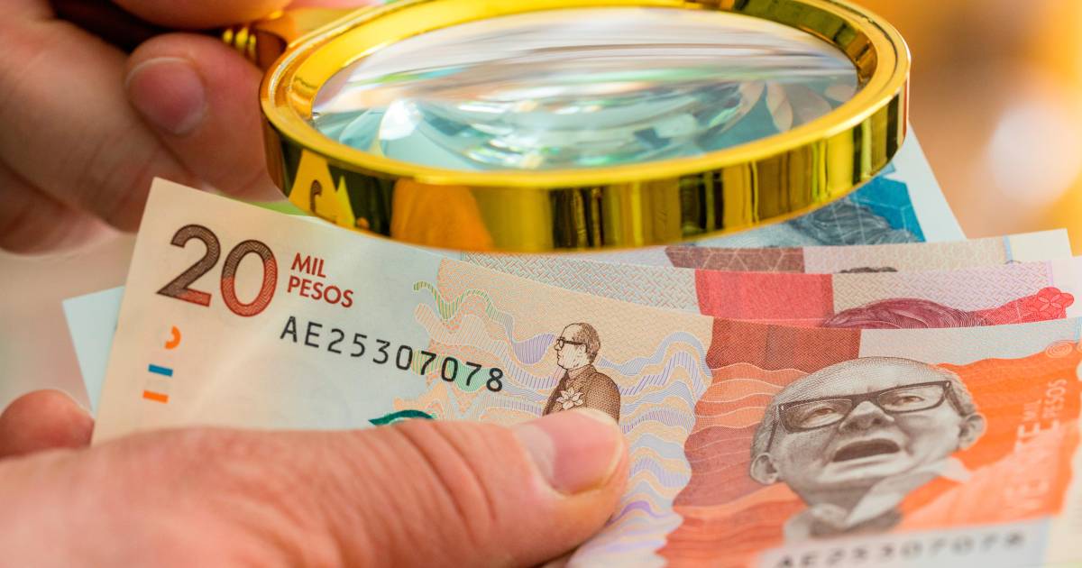 Un hombre de negocios mirando un gráfico económico con una expresión seria, analizando los desafíos económicos que enfrentará el próximo gobierno
