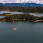 Embalses llenos de agua en un paisaje natural con nubes grises reflejando la preocupación por el fenómeno de El Niño