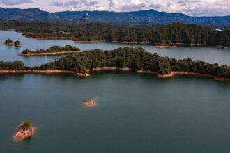Embalses llenos de agua en un paisaje natural con nubes grises reflejando la preocupación por el fenómeno de El Niño